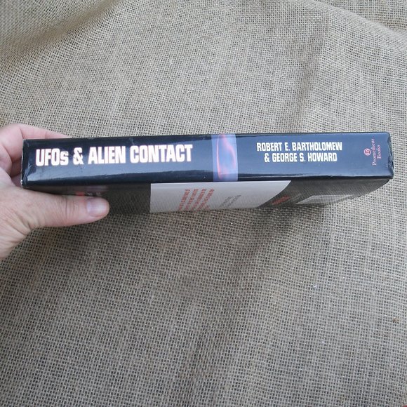 UFOs & Alien Contact: Two Centuries of Mystery book - Picture 4 of 16